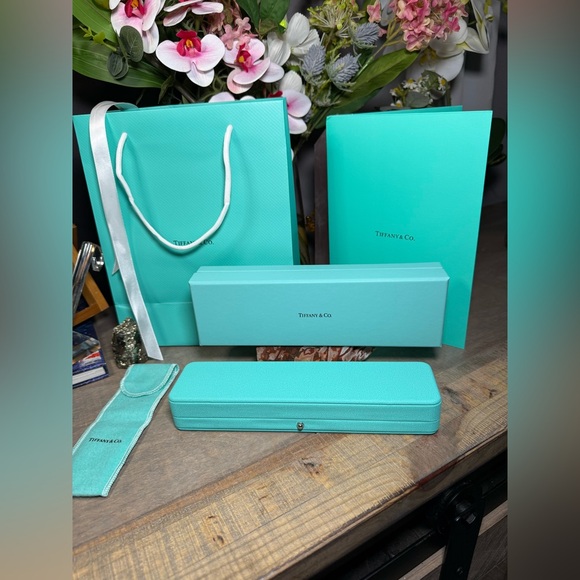 Vintage Tiffany & Co. ladies 14k yellow gold watch with diamonds around bezel. - Picture 12 of 12